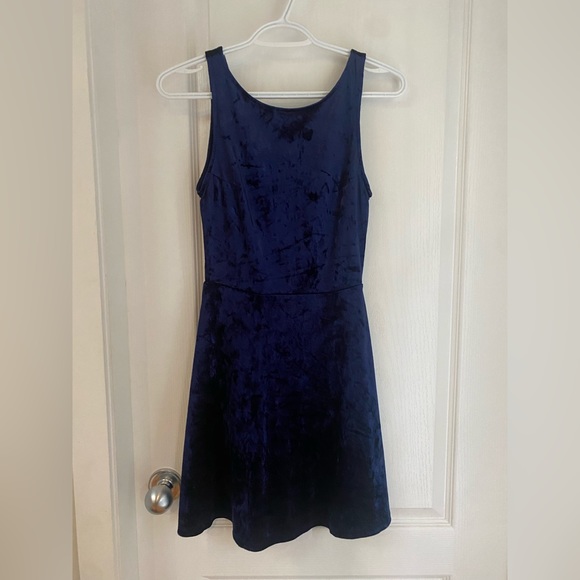 Blue velvet dress from H&M - Picture 1 of 3